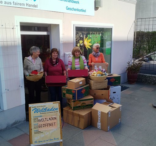 Weltladen zieht um - alles einpacken!